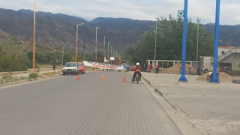 Empleados de la Escuela Municipal cortan ruta en Santa María