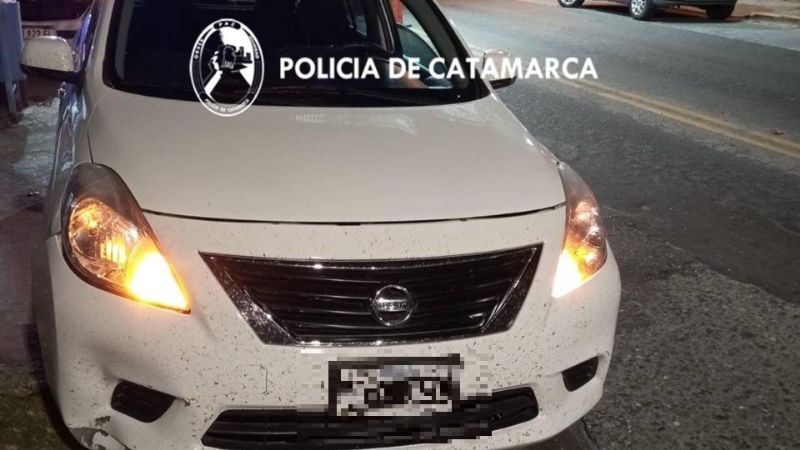 Chocó a una moto y escapó de un control vehicular