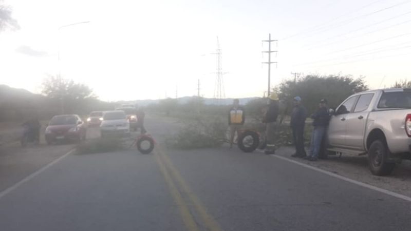 Trabajadores de una minera estatal cortan ruta