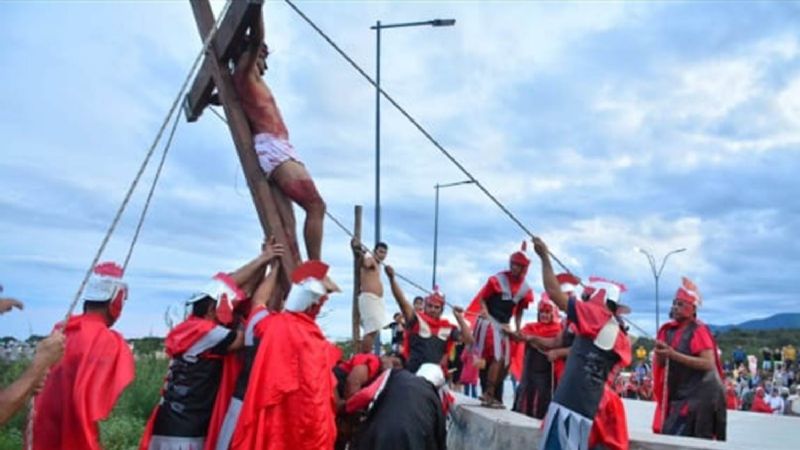 El tradicional Vía Crucis Viviente interpretado por policías fue un éxito