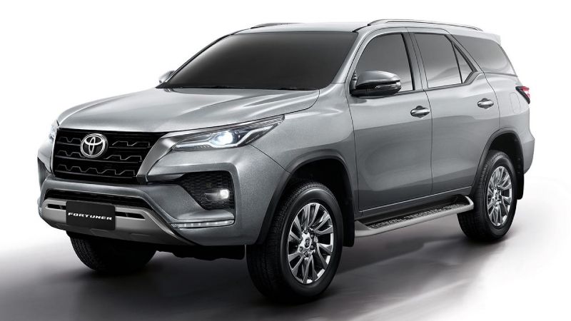 Quemaron una lujosa camioneta Toyota SW4 SRX