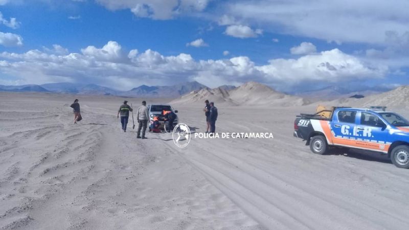 Rescataron a una camioneta varada en el Campo de Piedra Pómez