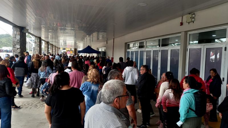 Interminable cola para conseguir un plato de locro
