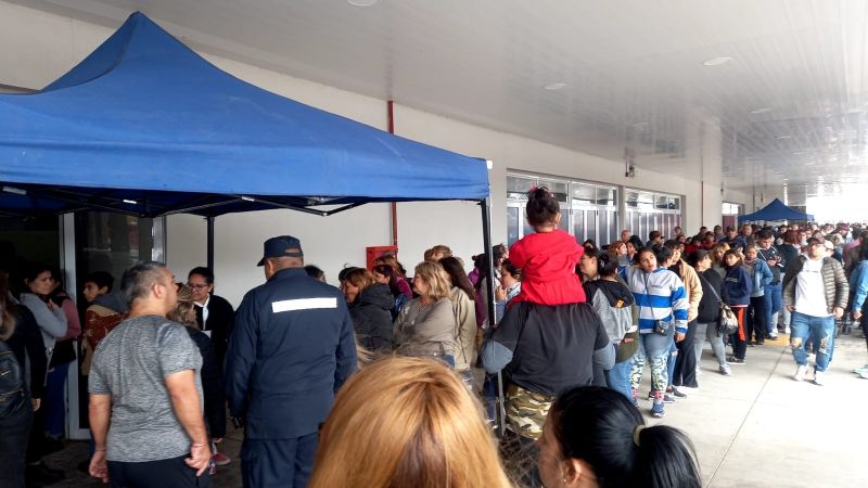 Interminable cola para conseguir un plato de locro