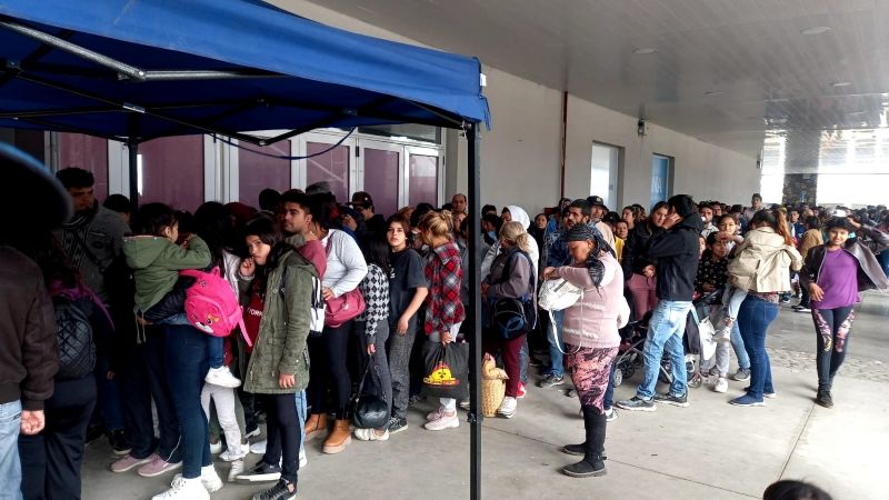 Interminable cola para conseguir un plato de locro