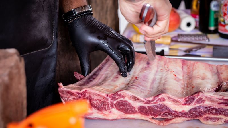 Sustrajo dinero de una carnicería