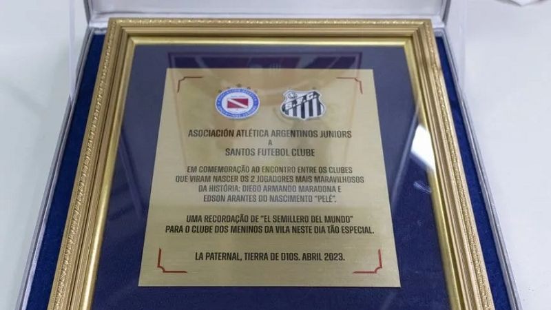 Emotivo homenaje para Maradona y Pelé