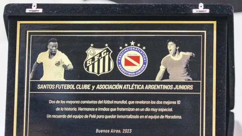 Emotivo homenaje para Maradona y Pelé