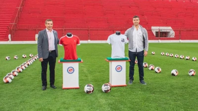 Emotivo homenaje para Maradona y Pelé