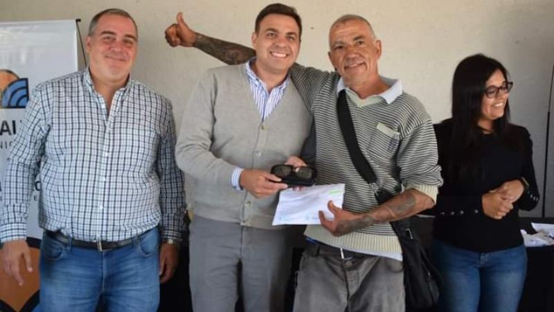Entregan anteojos del programa nacional