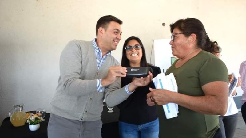 Entregan anteojos del programa nacional