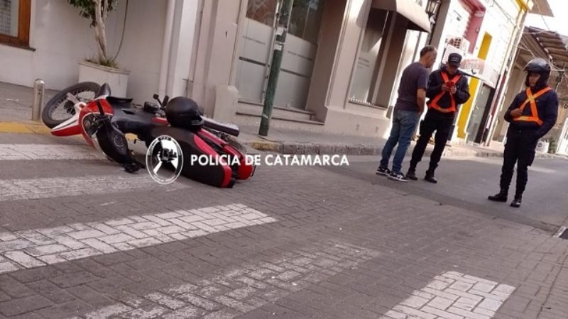 Chocaron una moto y un auto en pleno centro