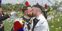 EL INFATABLE BESO de la pareja al término de la ceremonia....