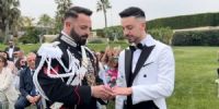 Giuseppe Pezzuto y Angelo Orlando intercambiando anilllos como las parejas tradicionales. 