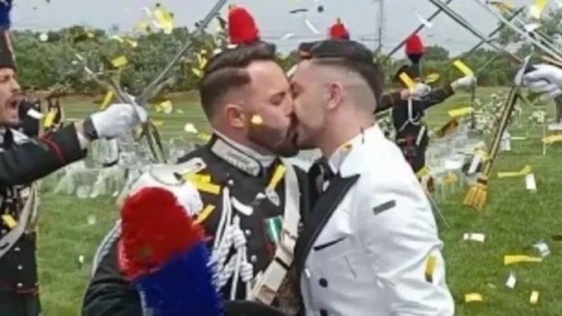 Militar italiano se casó con su novio de uniforme oficial