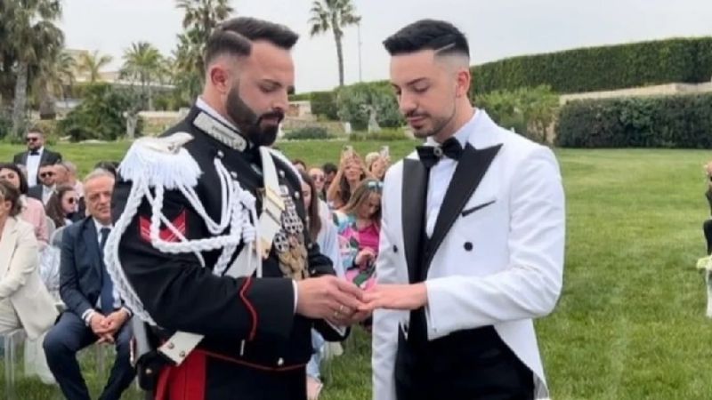 Militar italiano se casó con su novio de uniforme oficial