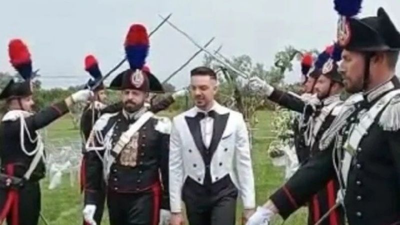 Militar italiano se casó con su novio de uniforme oficial