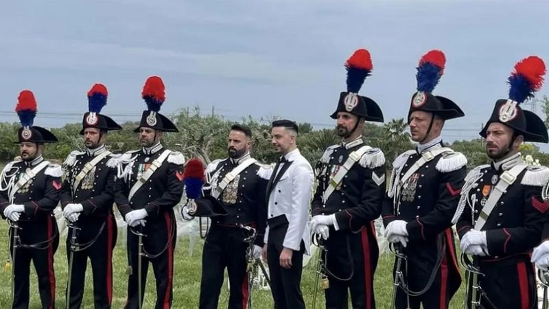 Militar italiano se casó con su novio de uniforme oficial
