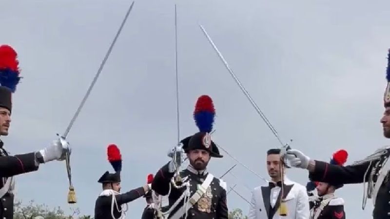 Militar italiano se casó con su novio de uniforme oficial