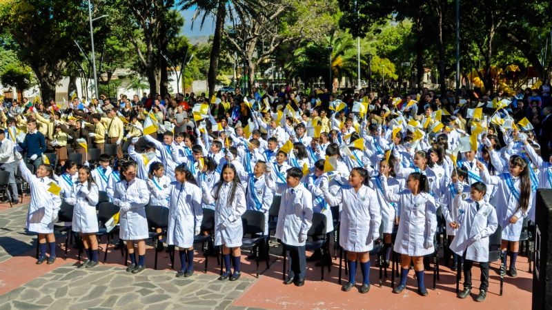 Más de 200 alumnos prometieron Lealtad a la Constitución
