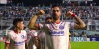 GABRIEL ÁVALOS fue la figura de Argetinos en Tucumán, donde hizo un golazo de taco y asistió el primero de pecho.