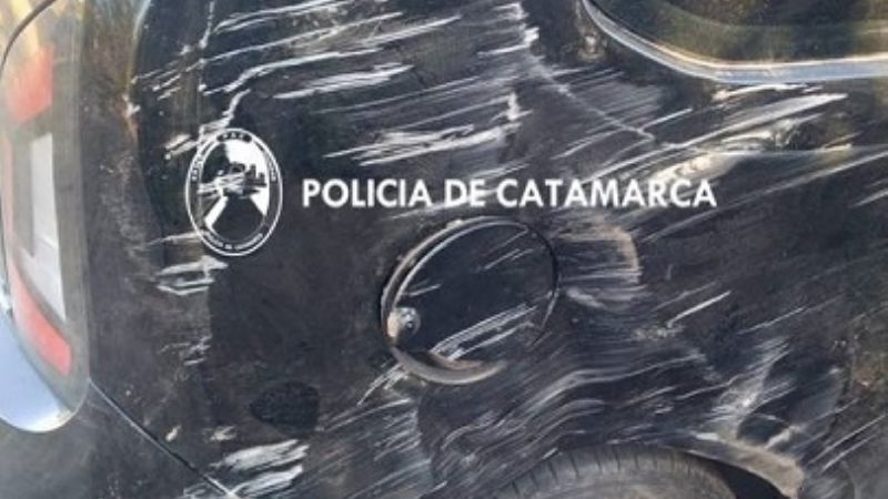 Auto se salió del camino y casi vuelca