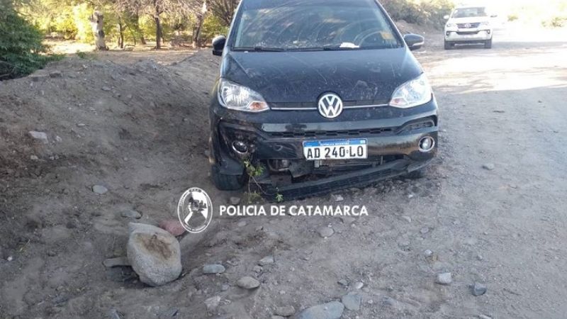 Auto se salió del camino y casi vuelca