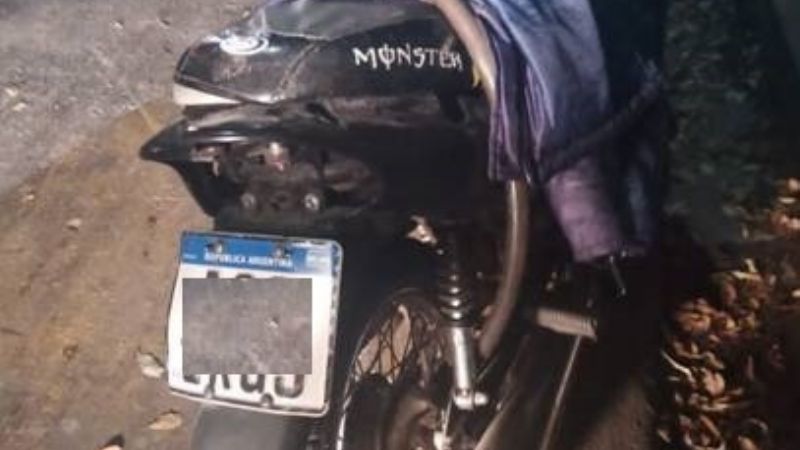Chocó con una moto y escapó
