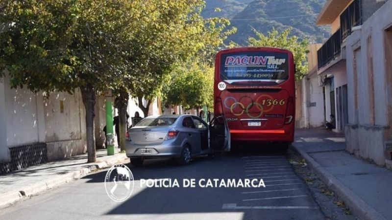 Un auto y un colectivo chocaron en Belén