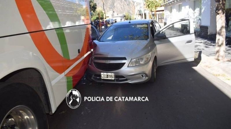 Un auto y un colectivo chocaron en Belén