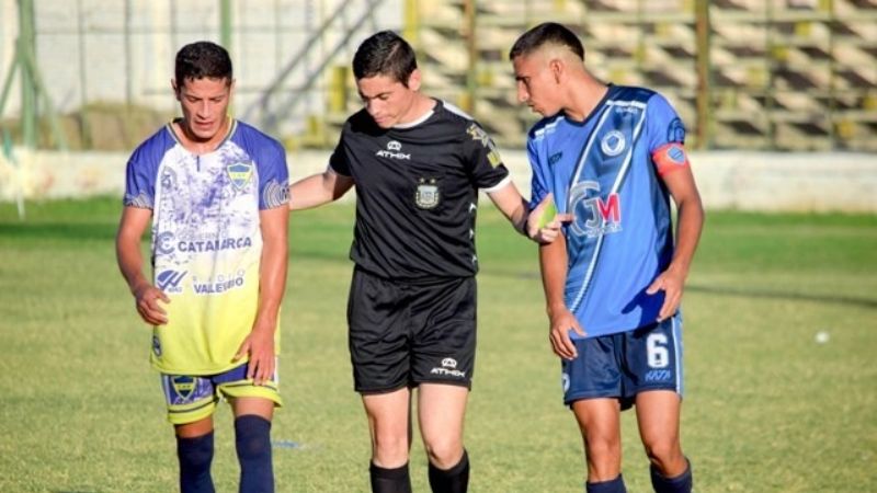 Policial goleó a Salta y quedó solo arriba