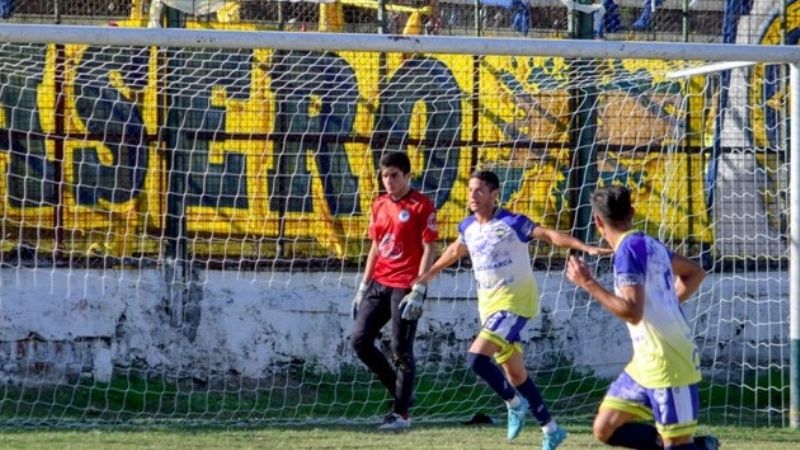 Policial goleó a Salta y quedó solo arriba