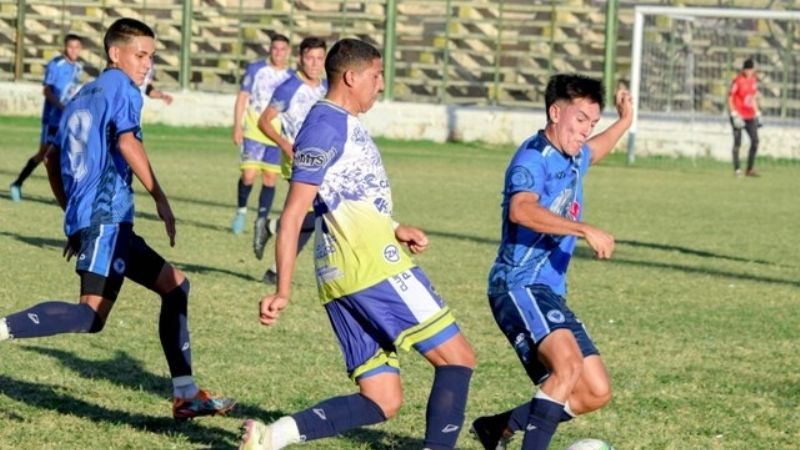 Policial goleó a Salta y quedó solo arriba