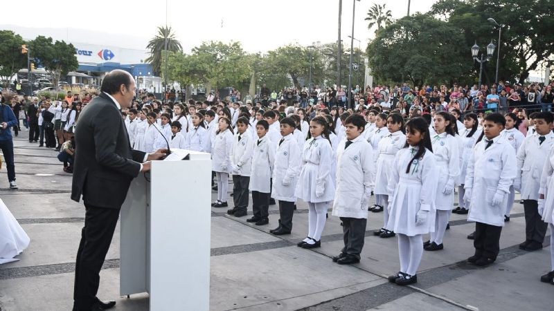 Emotivo acto con estudiantes del Sistema Educativo Municipal