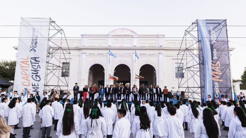 Emotivo acto con estudiantes del Sistema Educativo Municipal