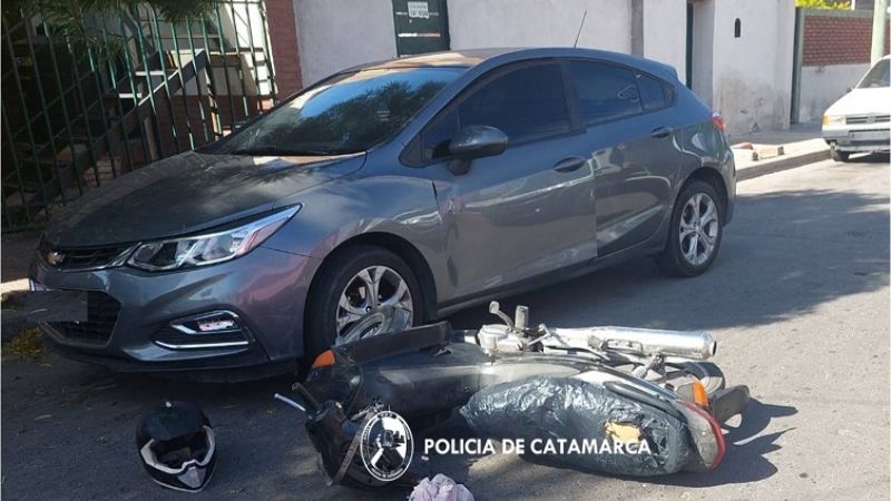 Abrió la puerta del auto cuando pasaba una moto