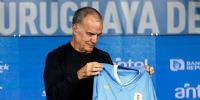 Bielsa posa emocionado con la camiseta de la Selección Uruguaya.