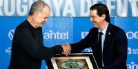 REGALOS. Entre tantos obsequios, Bielsa recibió una pintura del estadio Centenario de Montevideo.
