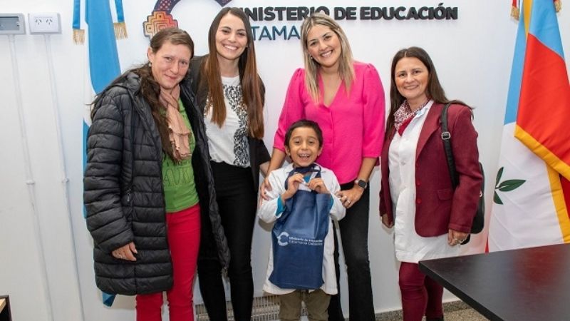 Emotivo reconocimiento a niño que recita a la Constitución Nacional