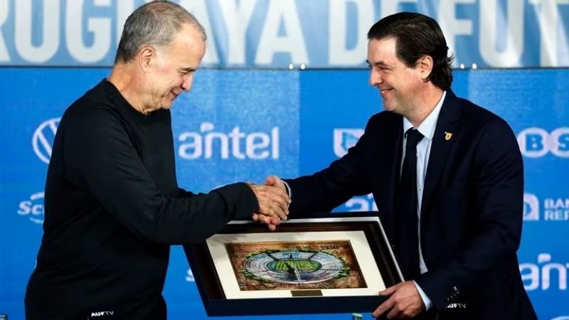 Bielsa fue presentado como DT de Uruguay