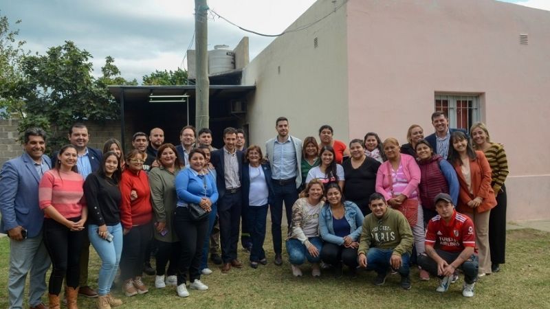 Firma de escrituras con vecinos del barrio San Antonio Sur