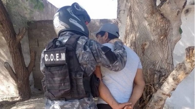 Encontró al delincuente dentro de su casa