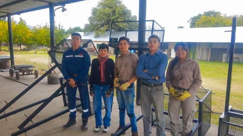 Colaboración ambiental: estudiantes fabrican y donan canastos para residuos