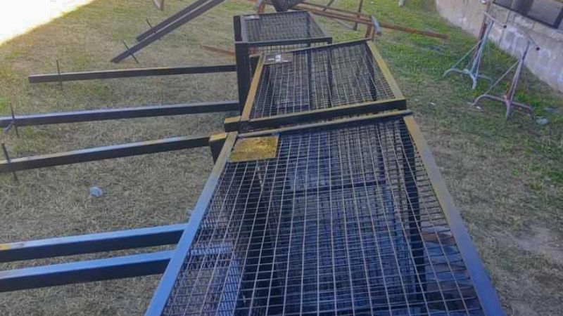 Colaboración ambiental: estudiantes fabrican y donan canastos para residuos