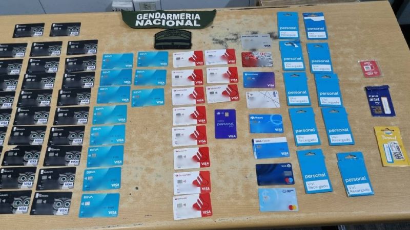 Trasladan ilegalmente una importante cantidad de tarjetas bancarias y chips telefónicos