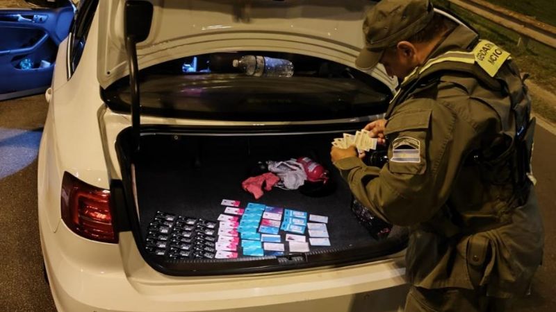 Trasladan ilegalmente una importante cantidad de tarjetas bancarias y chips telefónicos