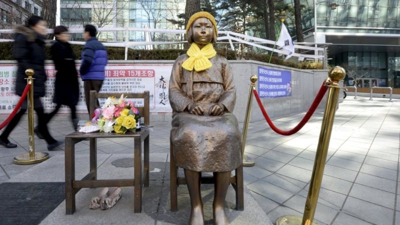 La simbólica estatua que instalaron las mujeres víctimas del ejército japonés en Seúl