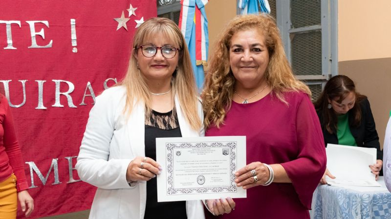 Educación entregó 106 títulos de nivel secundario a egresados del Plan FinEs