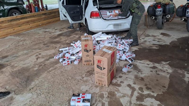 Hallan un auto abandonado con una millonaria carga clandestina en el baúl