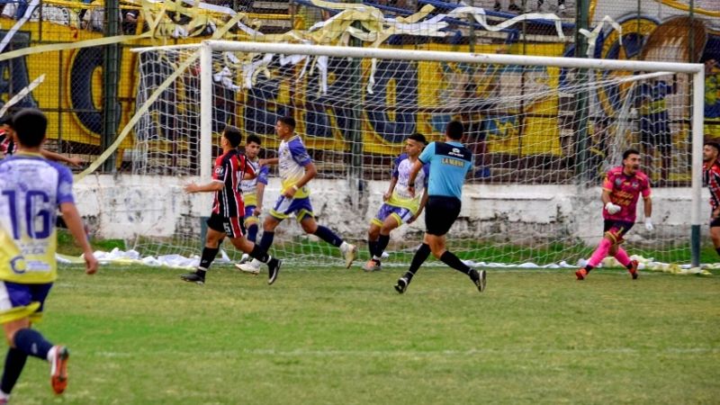 “Poli” líder, invicto y sin goles en contra